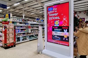 Tesco-digital-signage-620x330-1-300x200.jpg